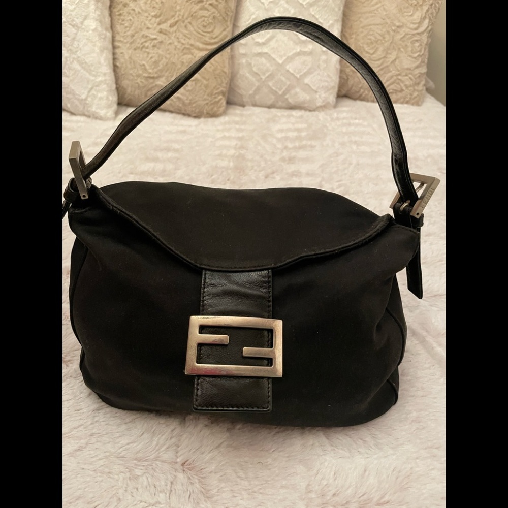 AUTHENTIC BLACK FENDI BAGUETTE PREOWNED
